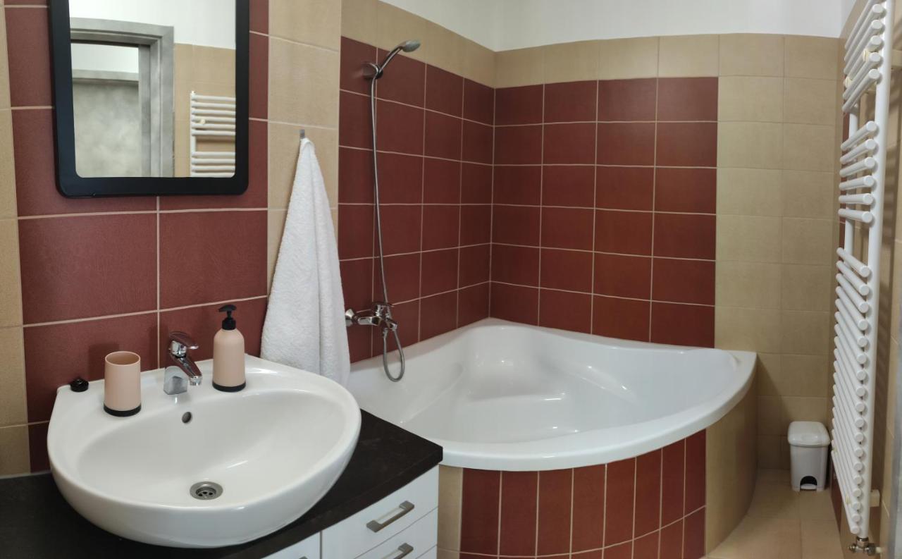 Ikon Apartman Hajdúszoboszló Buitenkant foto