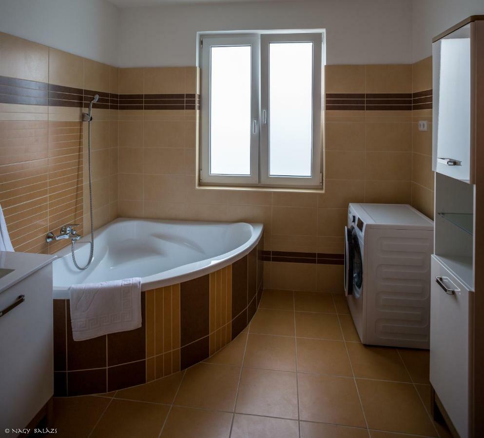 Ikon Apartman Hajdúszoboszló Buitenkant foto